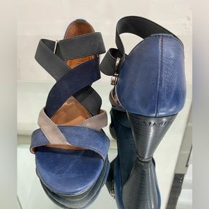 Leather Strappy Platform Heels in Navy and Gray. Hispanitos